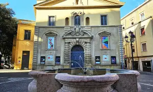 Fontana davanti al Teatro Rossini, luogo che evoca la regione in cui è nato Rossini.