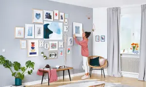 Plakat bez śladu na ścianie? Odkryj metody mocowania bez dziur