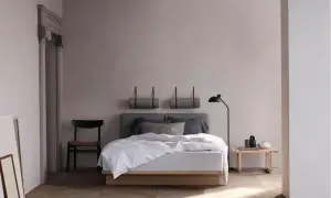 Minimalistisches Schlafzimmer mit Holzbett, grauem Kopfteil und zwei Wandrollen. Perfekte Inspiration schlafzimmer einrichten für Ruhe und Stil.