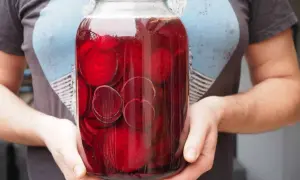 Słoik z plastrami buraków, gotowy do fermentacji. Idealny zakwas z buraków przepis na zdrowie.