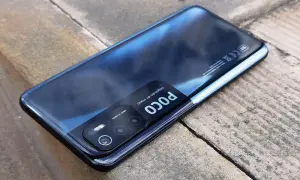 Czarny Xiaomi Poco M3 Pro z modułem aparatów 48MP AI VISION, leżący na kamiennym podłożu.
