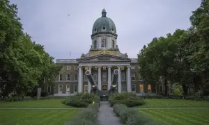 Imperial War Museum w Londynie, z dwoma działami skierowanymi ku niebu.