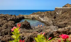 Naturschwimmbecken mit Menschen, umgeben von Lavafelsen. Ein toller Tipp für Ihren Teneriffa Urlaub!