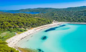 Traumhafte Strände und klares Wasser – perfekte reiseziele august. Ein Paradies für Sonnenanbeter und Wassersportler.