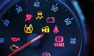 Wszystkie kontrolki w Toyocie Yaris - znaczenie i sygnały ostrzegawcze