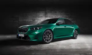 Zielony BMW M5 Competition prezentuje swoją sportową sylwetkę. Sprawdź aktualną bmw m5 cena i poczuj moc.