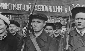 Ungdomar marscherar med en fana som nämner "socialistiska revolutionen". En del bär vapen. En tidslinje för ryska revolutionen kan illustreras av sådana scener.