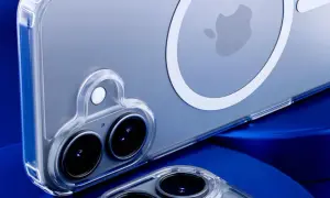 Przezroczyste etui na iPhone z widocznym jabłkiem i modułem aparatu. Idealne do porównania modeli.