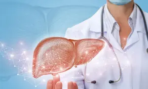 Lekarz hepatolog prezentuje schemat wątroby, symbolizujący diagnostykę i leczenie chorób tego narządu.