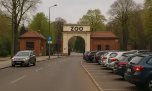Autos parken vor dem ZOO-Eingang in Breslau.