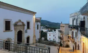 Un vicolo suggestivo con edifici bianchi e scorci panoramici. Ecco cosa vedere a Mattinata, tra storia e natura.