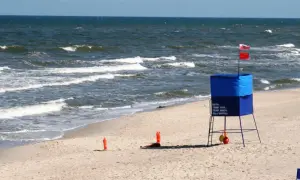 Co oznacza biała flaga nad morzem? Bezpieczne warunki kąpieli