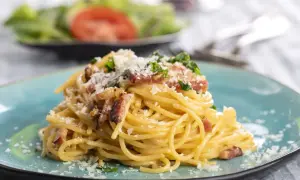 Spaghetti Carbonara, ein Klassiker der italienischen Küche. Dieses Gericht ist ein Beweis dafür, dass einfache Zutaten zu köstlichen Pasta Rezepten führen können.
