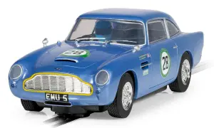 Blå Aston Martin DB5 i racingutförande med nummer 28.
