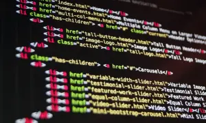 Kod HTML z linkami, przypominający proste programy w Pythonie, wyświetlany na ciemnym ekranie.