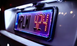 Plaque d'immatriculation personnalisée avec éclairage LED bleu et orange. Le dispositif d'éclairage doit rendre la plaque d'immatriculation visible à tout moment.
