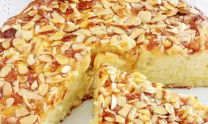 Gâteau aux amandes caramélisées, une recette facile et originale pour un dessert gourmand.