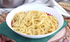 En skål med perfekt kokt pasta, redo att serveras. Enkelhet när den är som bäst.
