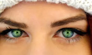 Oczy z zieloną tęczówką, podkreślone eyelinerem i tuszem, idealne dla tych, które szukają odpowiedzi na pytanie: jakie rzęsy do opadającej powieki.