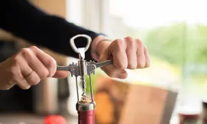 Jak otworzyć wino z korkiem bez problemów i uszkodzeń