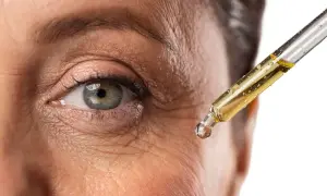 Goccia di siero con retinolo, per combattere le rughe e migliorare la pelle matura.