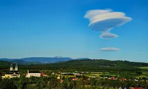 Chmury soczewkowate na niebie nad miasteczkiem zapowiadają zmianę pogody.