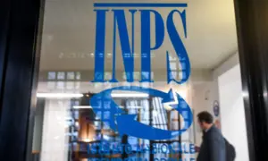 Ingresso INPS, dove si può richiedere la pensione anticipata per malattia oncologica. Un uomo entra nell'edificio.