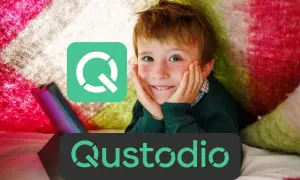 Uśmiechnięty chłopiec z tabletem, logo Qustodio symbolizuje kontrolę rodzicielską na komputerze.