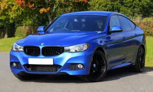 Coche azul BMW con matrícula blanca, ideal para consultar el matricular coche extranjero en España precio.