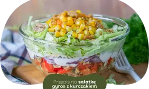 Warstwowa sałatka gyros z kurczakiem, kukurydzą i warzywami. Idealna na szybki obiad, gdy chcesz wiedzieć, jak zrobić sałatkę gyros.