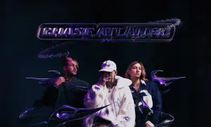 Chase Atlantic w Polsce: trzej artyści w mrocznej, metalicznej oprawie, z fioletowymi, futurystycznymi elementami.