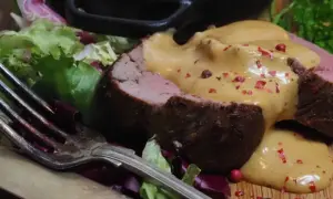 Saftig oxfilé med en krämig sås, garnerad med rosa pepparkorn och serverad med en fräsch sallad. En perfekt sås till oxfilé!