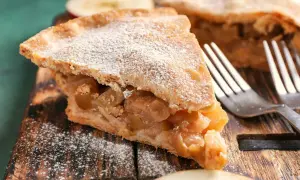 Pyszny kawałek szarlotki posypany cukrem pudrem. Zastanawiasz się, czy szarlotkę można zamrozić? Tak, można ją zamrozić, by cieszyć się nią później.