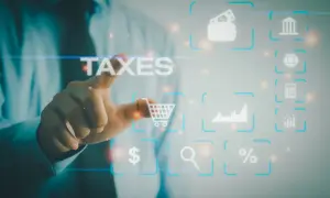Dłoń dotyka ekranu z napisem TAXES. Wokół ikony symbolizujące finanse, handel i analizę danych, jak koszyk, portfel, wykresy, lupa, procent, kalkulator, bank i globus. To cyfrowy świat zarządzania podatkami, gdzie każdy element ma swoje znaczenie w sys...