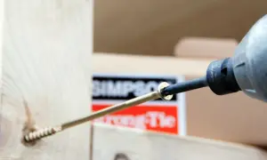 Wybór między wkrętami a gwoździami w budowie domu szkieletowego