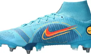 Niebieskie buty piłkarskie Nike Mercurial z pomarańczowym logo i żółtymi detalami, gotowe na szybkie akcje na boisku.