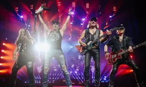 Koncertowa inwazja mocy Scorpions! Czterech gitarzystów na scenie, światła, energia i rock'n'roll.