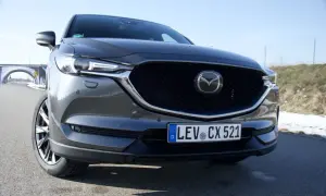 Szara Mazda CX-5 z tablicą LEV CX 521. Czy negatywne opinie o tym modelu są uzasadnione?