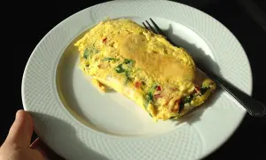 Pyszny omlet na słono z warzywami, idealny na szybkie śniadanie. Ten przepis na omlet na słono jest prosty i szybki.