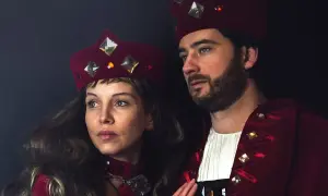 Para tej popularnej piosenkarki rzeczywiście ma szlacheckie korzenie i herb? Para w strojach z epoki, z koronami, wygląda jak z historycznego obrazu.