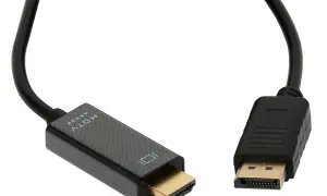 Kabel DisplayPort vs HDMI 4Kx2K. Złoty wtyk HDMI i czarny wtyk DisplayPort.