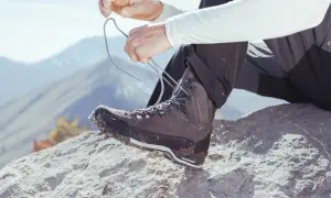 Wybierasz jakie buty w Tatry? Solidne, wysokie trekkingowe buty na kamienistym szlaku, gotowe na górskie wyzwania.