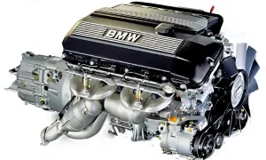 Silnik BMW M47 z turbosprężarką i skrzynią biegów.