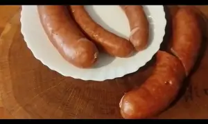 Parzenie kiełbasy po wędzeniu: Jak osiągnąć idealny smak i soczystość?