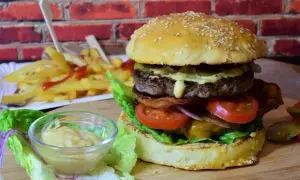 Z jakiego kraju pochodzi hamburger? Odkryj jego fascynującą historię