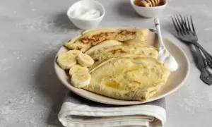 Omlet z bananem, podany z jogurtem i miodem, to idealne śniadanie.