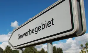 Wegweiser zum Gewerbegebiet. Hier könnten Unternehmen ansässig sein, die Gewerbesteuer zahlen.