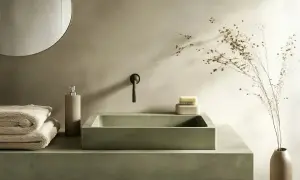 Lavabo de microcemento moderno con grifo negro, toallas y jabonera. Inspírate para crear tu propio lavabo de microcemento.