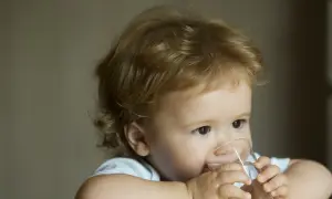 Od kiedy można podawać dziecku wodę z butelki, aby uniknąć problemów?