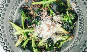 Rostad broccoli med solrosfrön och parmesan, ett enkelt och gott broccoli recept.